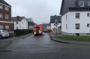 Feuerwehr Bergisch Gladbach: FW-GL: Kohlenmonoxid fordert mehrere Schwerverletzte in Mehrfamilienhaus im Stadtteil Hand von Bergisch Gladbach