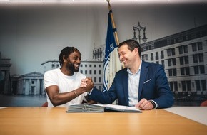 HERTHA BSC GmbH & Co. KGaA  : Deyovaisio Zeefuik bleibt Herthaner