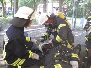 FW-AR: Wennigloher Feuerwehr übt mit Einheiten aus Moers und Sundern