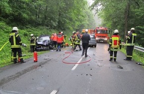 Polizeiinspektion Hameln-Pyrmont/Holzminden: POL-HOL: Kreisstraße 50 zwischen Fohlenplacken und Hohe Eiche:

Vollsperrung der Kreisstraße 50 nach Verkehrsunfall mit zwei Schwerverletzten