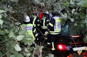 Freiwillige Feuerwehr Gemeinde Schiffdorf: FFW Schiffdorf: Pkw landet in Böschung: Fahrer wird im Wrack eingeklemmt und muss durch Feuerwehr befreit werden