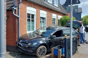 Polizeidirektion Neumünster: POL-NMS: 250523-2-pdnms PKW fährt in Haus in Gettorf, Zeugen gesucht