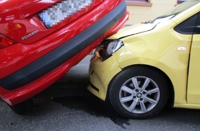 Polizei Mettmann: POL-ME: Sechs Verletzte nach Verkehrsunfall - hoher Sachschaden - Hilden - 2210069