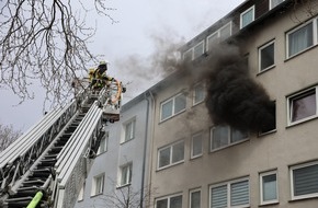Feuerwehr Essen: FW-E: Küchenbrand in einem Mehrfamilienhaus - Mieter werden von Bewohnern auf den Brand aufmerksam gemacht