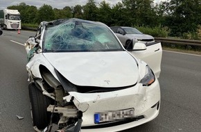 Polizei Bielefeld: POL-BI: Passat-Fahrer fl&uuml;chtet nach Unfall mit Verletztem