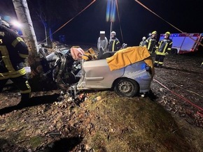 POL-STD: 19-jähriger Autofahrer bei Unfall in der Gemarkung Ahlerstedt schwer verletzt - Beifahrerin mit leichten Verletzungen