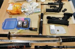 Polizei Duisburg: POL-DU: Hochheide: Drogen und Waffen entdeckt - Polizei fasst mutmaßlichen Drogendealer