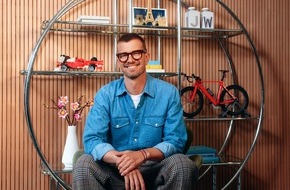 LEGO GmbH: Seltene Einblicke bei Joko Winterscheidt: Im Wohnzimmer baut der TV-Star am liebsten LEGO&reg; Sets