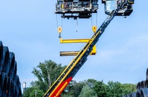 Kreisfeuerwehrverband Main-Taunus e.V.: Feuerwehr MTK: H&ouml;henrettung und Menschenrettung unter Stahlringen: Realistische Einsatz&uuml;bung in Okriftel
