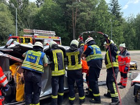 FW-AUR: Feuerwehr und Rettungsdienst trainieren komplexe Unfallszenarien