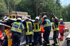 Freiwillige Feuerwehr Aurich: FW-AUR: Feuerwehr und Rettungsdienst trainieren komplexe Unfallszenarien