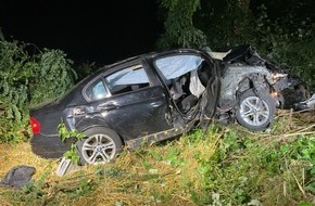 Feuerwehr und Rettungsdienst Bonn: FW-BN: PKW stürzt Böschung hinab - 2 Verletzte