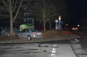 Kreispolizeibehörde Herford: POL-HF: Zaun und Verkehrsschild demoliert - Unfallverursacher alkoholisiert und ohne Führerschein unterwegs