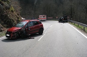 Polizeipräsidium Freiburg: POL-FR: Zell i. W. Schwerer Verkehrsunfall auf der B317 - fünf Verletzte und etwa 30000 Euro Schaden