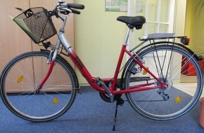 Polizeiinspektion Hameln-Pyrmont/Holzminden: POL-HOL: Tatort Grünenplan - Straße "Gelbes Wasser": PKW gestohlen und Fahrrad zurückgelassen  - 17jährigen als Tatverdächtigen ermittelt -