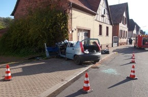 Polizeidirektion Landau: POL-PDLD: Annweiler-Queichhambach, Queichtalstraße, am 30.04.2017, um 7.00 Uhr
Verkehrsunfall mit schwerverletztem Pkw-Fahrer