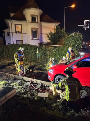 FW Weinheim: Auto landet auf den Gleisen am Bahnübergang Bergstraße. Feuerwehr hebt festgefahrenen Volkswagen mit Hebekissen aus dem Gleisbett