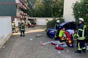 Feuerwehr Mülheim an der Ruhr: FW-MH: Zwei verletzte Personen auf Garagenhof