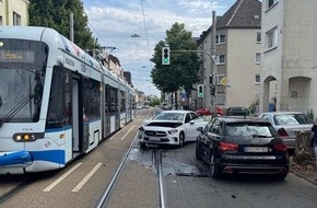Polizei Bochum: POL-BO: Beim Abbiegen mit Stra&szlig;enbahn zusammengesto&szlig;en - zwei Verletzte