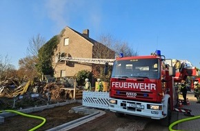 Freiwillige Feuerwehr Lehrte: FW Lehrte: Zimmerbrand in Sievershausen: Schwierige Brandbekämpfung durch massive Müllmengen