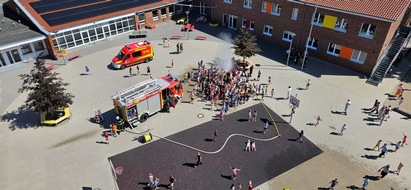 FW-WRN: Räumungsübung an der Uhlandgrundschule: Freiwillige Feuerwehr Werne trainiert den Ernstfall mit rund 470 Schülern