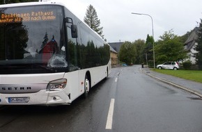 Kreispolizeibehörde Oberbergischer Kreis: POL-GM: 061020-814: Eine Schwerverletzte bei Zusammenstoß mit Linienbus