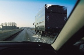 Polizei Münster: POL-MS: Gefährliches Eis und Schnee auf Lkw-Planen - Eisplatten beschädigen Autos auf der Autobahn 43