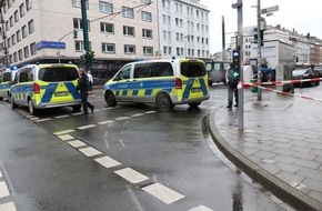 Polizei Düsseldorf: POL-D: Bilder zum heutigen Verkehrsunfall - 51-jährige E-Scooter-Fahrerin tödlich verletzt