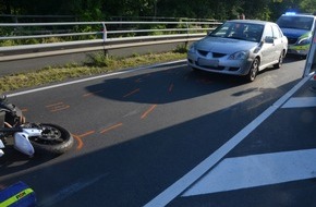 Kreispolizeibehörde Herford: POL-HF: Motorradfahrer beim Abbiegen übersehen- Fahrer durch Kollision schwer verletzt
