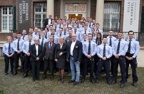 Polizeipräsidium Recklinghausen: POL-RE: Kreis RE / Bottrop / Münster: Polizei besucht Ausstellung der Villa ten Hompel - Minister Reul im Dialog mit jungen Polizeibeamtinnen und -beamten