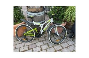 Polizeipräsidium Südhessen: POL-DA: Groß-Gerau: Mit gestohlenem Fahrrad gegen Auto geprallt/22-Jähriger mit 3,74 Promille - Polizei sucht Fahrradbesitzer