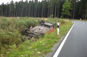 Polizeiinspektion Hameln-Pyrmont/Holzminden: POL-HOL: Wieder auf der Landesstraße 549 - Boffzen Richtung Neuhaus: Überschlagen im Graben gelandet - Fahrzeug Totalschaden / Fahrer unverletzt -