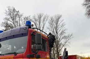 Feuerwehr Dresden: FW Dresden: Austritt eines Gefahrstoffes in Labor - vier Personen vorsorglich in Kliniken gebracht