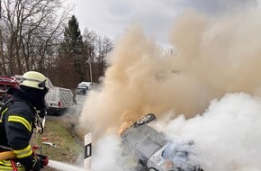Freiwillige Feuerwehr Horn-Bad Meinberg: FW Horn-Bad Meinberg: PKW verunfallt und f&auml;ngt Feuer - Person verletzt in ein Klinikum Transport