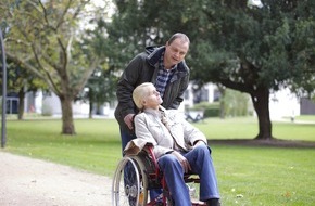 Gemeinnützige Hertie-Stiftung: Vereinbarkeit von Beruf und Pflege: Tabu brechen und darüber sprechen! / berufundfamilie gGmbH stellt Bildmaterial zum Thema "Pflegesensible Personalpolitik" vor (BILD)