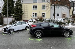Polizei Bielefeld: POL-BI: Autofahrerin gerät in Gegenverkehr