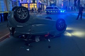 Polizei Hagen: POL-HA: Mikroauto &uuml;berschl&auml;gt sich - zwei Insassen leicht verletzt