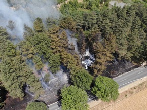 Feuerwehr Weeze: Gemeldeter Fahrzeugbrand greift auf Böschung und Wald über