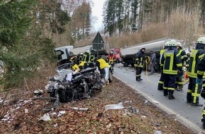 Feuerwehr Lennestadt: FW-OE: Schwerer Verkehrsunfall - frontaler Zusammenstoß zwischen PKW und LKW