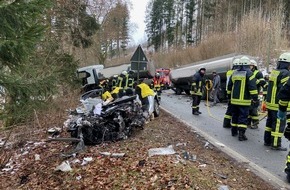 Feuerwehr Lennestadt: FW-OE: Schwerer Verkehrsunfall - frontaler Zusammenstoß zwischen PKW und LKW