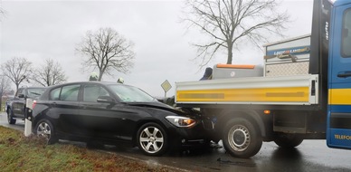 Kreispolizeibehörde Höxter: POL-HX: Auffahrunfall verursacht - Fahrer ohne Führerschein