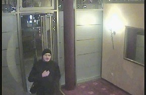 Polizei Düsseldorf: POL-D: Nach Überfall auf Spielhalle in Friedrichstadt: Polizei fahndet mit Fotos aus der Überwachungskamera - Datei im Anhang