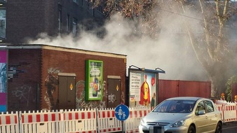 Feuerwehr Düsseldorf: FW-D: Einsatzreicher Start in den Tag - Druckschwankungen in Fernwärmeleitung ließen Heizkörper und Rohrleitungen leckschlagen