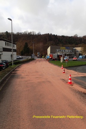 FW-PL: Autotransporter platzte Hydraulikschlauch im OT-Teindeln. Feuerwehr und untere Wasserbehörde im Einsatz