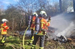Feuerwehr Weil am Rhein: Feuerwehr Weil: Wohnwagen-Brand am Rheinufer