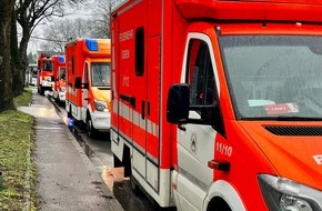 Feuerwehr Essen: FW-E: Schulbus kollidiert mit Straßenbahn - 28 Personen betroffen, acht Kinder und ein Erwachsener verletzt.
