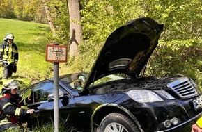 Feuerwehr Schermbeck: FW-Schermbeck: PKW in Stra&szlig;engraben