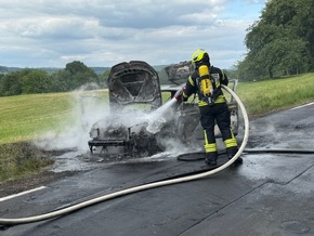 FW VG Westerburg: VW Polo wird ein Raub der Flammen - Fahrerin kommt mit dem Schrecken davon