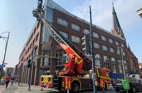 Feuerwehr Bremerhaven: FW Bremerhaven: Feuerwehr befreit Mitarbeiter einer Reinigungsfirma aus Korb