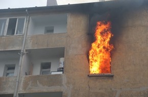 Feuerwehr Essen: FW-E: Wohnungsbrand in einem Mehrfamilienhaus - Vier Personen über Drehleiter gerettet